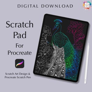 Puede incluir: Descarga digital de una almohadilla para raspar para Procreate con un pavo real con una cola colorida y diseños florales. La imagen muestra la pantalla de una tableta con el diseño de la almohadilla para raspar y un lápiz.