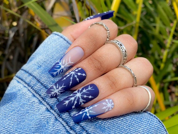 Christmas 2024 nails snowflakes