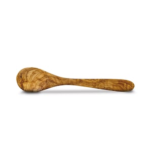 Puede incluir: Una cuchara de madera hecha de madera de olivo. La cuchara tiene un color marr&oacute;n natural y una forma redonda y lisa.