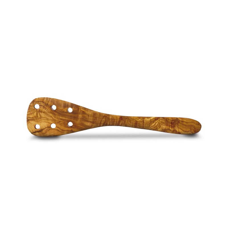 Puede incluir: Una cuchara de madera con ranuras, con un acabado en madera marr&oacute;n y natural. La cuchara tiene un mango largo y una cabeza ancha y plana con agujeros para escurrir.