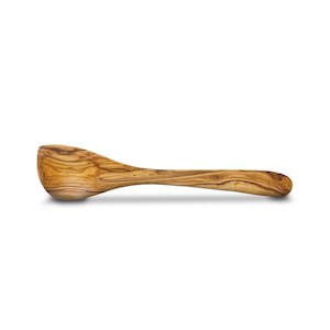 Puede incluir: Una cuchara de madera de olivo con un mango largo. La cuchara tiene un cuenco ancho y redondeado y un acabado de madera natural.