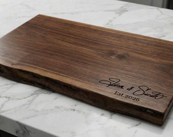 à découper Live Edge en noyer noir – Gravure personnalisée | Planche à charcuterie personnalisée avec poignées en option
