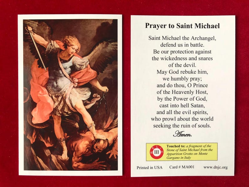 以下が含まれることがあります： 裏面にテキストが書かれた、大天使ミカエルのイラストが描かれた祈りのカード。イラストは剣を持ったミカエルが人物を踏みつけている様子を描いています。カードには祈りと、その起源に関する情報が含まれています。