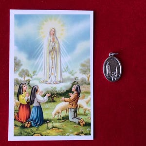 Onze-Lieve-Vrouw van Fatima-medaillepakket met relikwie: heilige kaart en medaille derde klas (relikwieën van de heilige Jacinta Francisco Marto en steeneik)