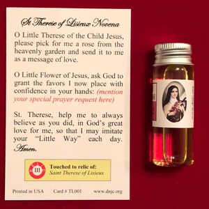 Puede incluir: Una tarjeta blanca con una oraci&oacute;n a Santa Teresa de Lisieux. La tarjeta tiene una imagen de una rosa y el texto "Tocado a la reliquia de: Santa Teresa de Lisieux". Una peque&ntilde;a botella de vidrio con un l&iacute;quido rojo y una imagen de Santa Teresa de Lisieux en la etiqueta.