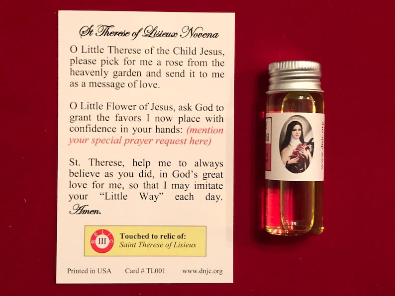Puede incluir: Una tarjeta blanca con una oraci&oacute;n a Santa Teresa de Lisieux. La tarjeta tiene una imagen de una rosa y el texto "Tocado a la reliquia de: Santa Teresa de Lisieux". Una peque&ntilde;a botella de vidrio con un l&iacute;quido rojo y una imagen de Santa Teresa de Lisieux en la etiqueta.