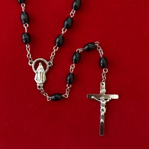Schwarze Oval Holzperle Relikte Kette Rosenkranz - Berührt mit über 200 heiligen Reliquien unseres Liebesherrn, Gottesmutter, Apostel, Märtyrer und Heilige