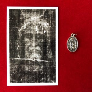 Pacchetto medaglia reliquia della Sacra Sindone di Torino - Immagine sacra e medaglia reliquia di terza classe (toccata con la reliquia della Sindone di Torino)