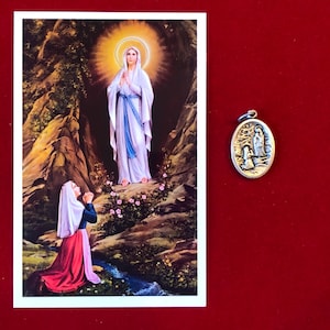 Pacote de medalhas de relíquias de Nossa Senhora de Lourdes - Cartão sagrado e medalha de relíquia de terceira classe (tocado em pedaço da gruta e relíquia de Santa Bernadette)