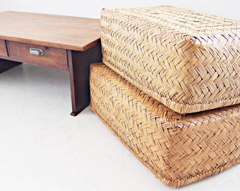 Twee vintage Japanse bamboemanden van het merk Kori, afmetingen: B56×D24×H20cm en B60×D35×H23cm - geschikt als reistas, kledingtas of met vakmanschap vervaardigd.