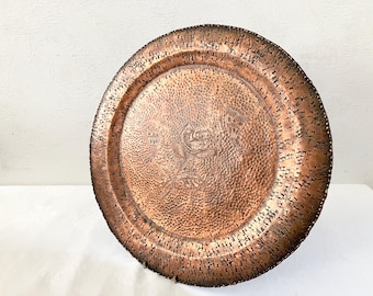Een groot Japans koperen object in de stijl van Arts and Crafts, met opschrift, Φ37 cm/14,6 inch - Goud, zilver, edelmetaal