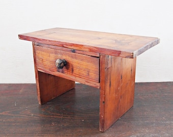 Een vintage Japans bureau voor het lezen van sutra's (Dokyo-desk) met één lade (Tansu), een cosmetica-doos (WABISABI).