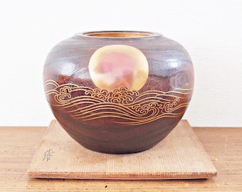 Een vintage Japanse Maki-e braadslee van puur goud, geschikt voor de Hibachi-theeceremonie, tansu en WABISABI.