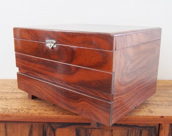 Een vintage Japanse houten sieradendoos voor op het bureau - tansu, sorteerkist, WABISABI