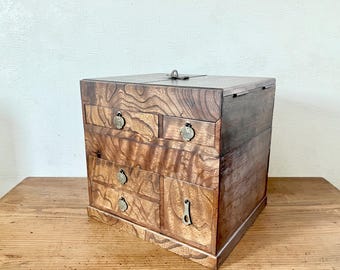 Een antieke Japanse naaidoos met twee lagen, een prachtige houtnerf en een dubbele deur - Tansu, medicijndoos, WABISABI