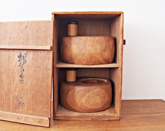 Set van 2 antieke Japanse tabaksdienbladen (Tabako-bon) met exclusieve doos - voor theeceremonie, tansu en wabisabi.