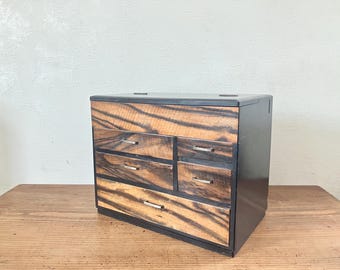 DEFINITIEVE PRIJS***Een vintage Japanse Kurokaki naaidoos Oharibako van zwart kaki met 5 lades - ladekast, medicijndoos, WABISABI