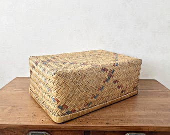 Een vintage Japanse bamboemand in Kori-kleur met groene en bruine strepen, B43×D30×H16cm, - Naaidoos, Obento, Ambachtelijk vervaardigd.