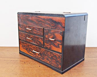 Een zwarte kaki naaidoos (Oharibako) met pauwkorrel (Kujaku-Moku) - Tansu, Medicijndoos, WABISABI