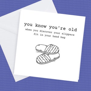 Sabes que eres viejo cuando descubres que tu zapatilla cabe en tu tarjeta de cumpleaños del bolso