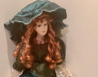 Muñeca de porcelana de pelo rojo vintage