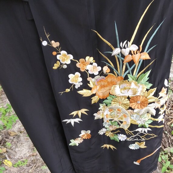 Vintage kimono Japanese embroidered flowers design