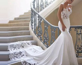 Robe de mariée personnalisée, Magnifique robe de mariée sirène, Robe dos nu à broderies en dentelle et bretelles fines, Robes de mariée train balayage