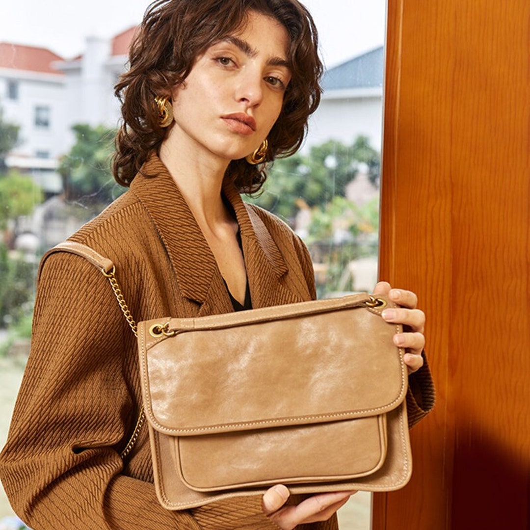 Vegetable-Tanned Cowhide Messenger Bag – Large Capacity Soft Leather Shoulder & Crossbody