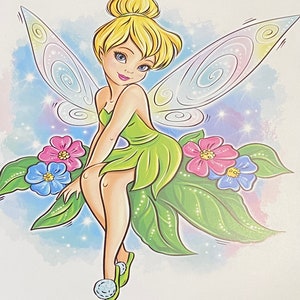 Könnte beinhalten: Eine Cartoon-Illustration von Tinkerbell, einer Fee mit blonden Haaren und grünen Flügeln, die auf einem grünen Blatt mit rosa und blauen Blumen sitzt. Sie trägt ein grünes Kleid und hat einen schelmischen Ausdruck im Gesicht.