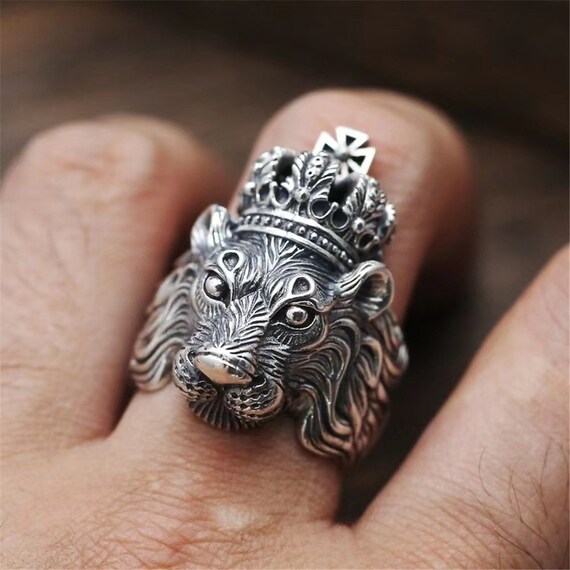 Lion clearance finger ring