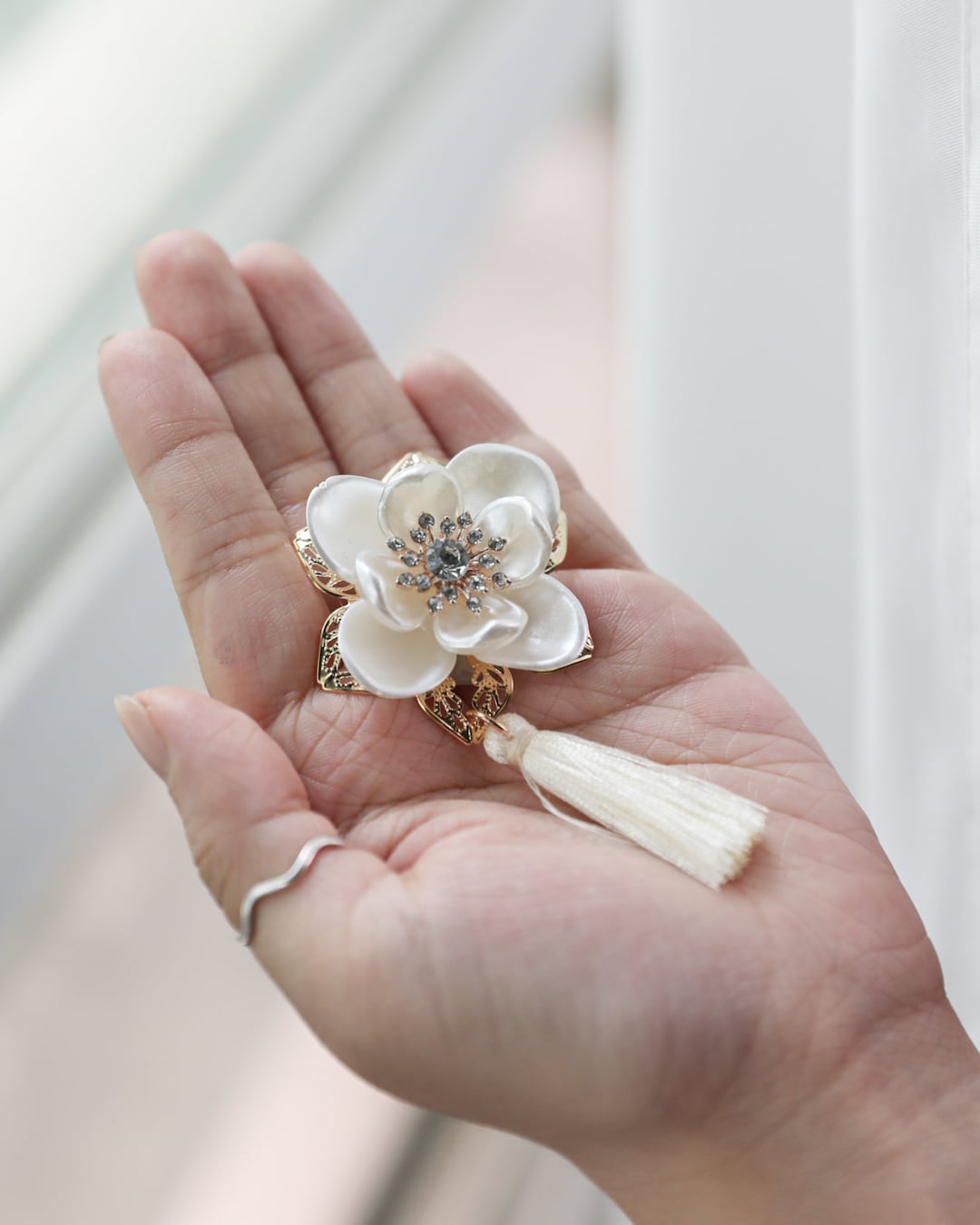 Harilla Koreanische Flower Brosche – Handgefertigte Blumen-Anstecknadel Für Schal & Jacke