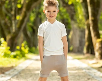 男の子用ホワイトビスコースVネックTシャツ：洗礼式用Tシャツ
