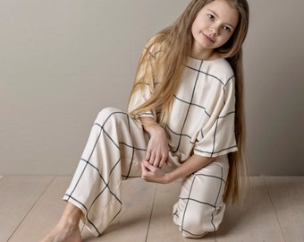 White loose plaid summer suit for girl two-piece. Wide-leg plaid pants and loose checkered blouse for girl.