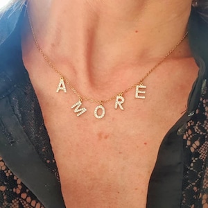 Collar con letras colgantes "Amore - Love - Amour - Chance" - Acero inoxidable chapado en oro amarillo, ajustable, diamantes de imitación.