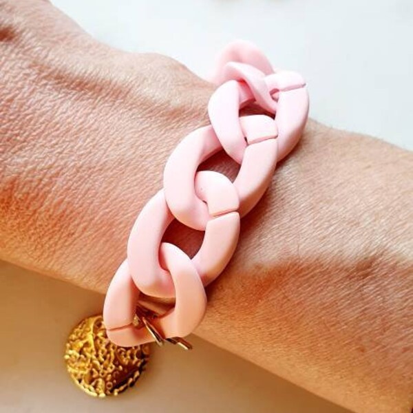 Bracelet gros maillons rose clair pastel rainbow grosse maille médaillon doré médaille or bracelet femme coloré vintage