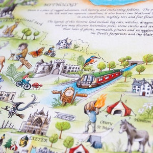 Pode incluir: Um mapa ilustrado colorido de Devon, Inglaterra, com um estilo caprichoso. O mapa apresenta v&aacute;rios marcos, animais e criaturas m&iacute;ticas. O texto no mapa diz "Mythology" e "FES".