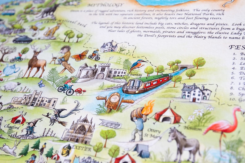 Pode incluir: Um mapa ilustrado colorido de Devon, Inglaterra, com um estilo caprichoso. O mapa apresenta v&aacute;rios marcos, animais e criaturas m&iacute;ticas. O texto no mapa diz "Mythology" e "FES".