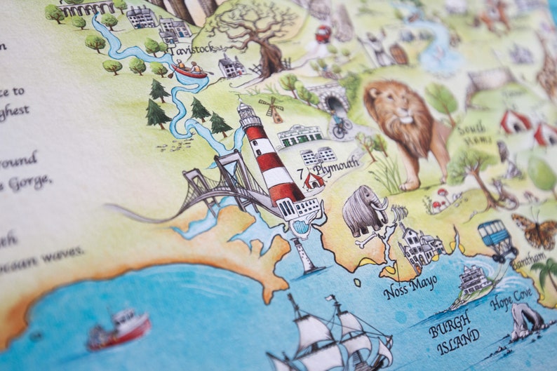 Pode incluir: Uma ilustra&ccedil;&atilde;o de aquarela de um mapa com um farol vermelho e branco, uma ponte e um rio. O mapa tamb&eacute;m apresenta um le&atilde;o, um elefante e um navio. O texto no mapa inclui "Tavistock", "Plymouth", "South Hams", "Noss Mayo", "Burgh Island" e "Hope Cove".