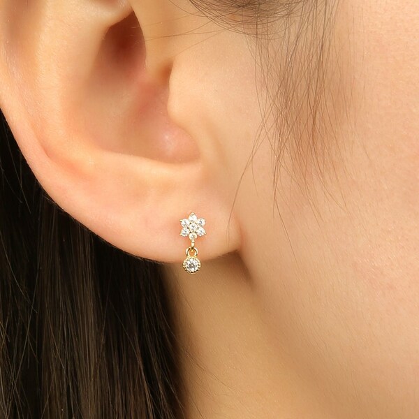 Tiny Snowflake Stud Earrings, Dainty Star Earrings, Tiny Cz stud, Small Gold Studs, Silver Studs,Minimalist Earrings, Birthday Gift For Her