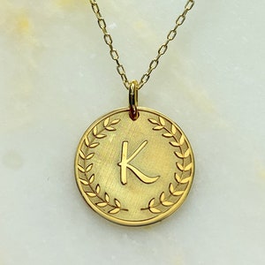 Delicado collar de oro macizo inicial, colgante de letra simple de 14K con textura de rama, joyería personalizada, encanto de monograma, idea de regalo especial