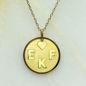 Colgante familiar inicial, collar de letras de oro macizo, idea de regalo personalizada para besties, joyería del alfabeto personalizada, papá mamá y joya infantil