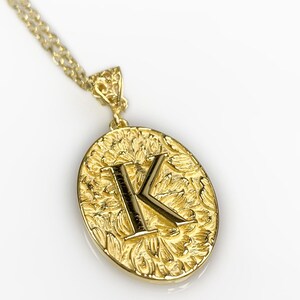 Ketting met gepersonaliseerde initialen, bloemvormige letterhanger in massief goud of verguld zilver, een uniek aandenken, ideaal als cadeau of verjaardagscadeau.