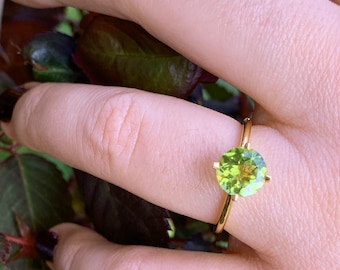 8 mm Peridot August Birthstone Dainty Ring, 1.67 ct Round Cut in 14K Gold, Genuine Gemstone, Modern Setting, Best Gift 4 Her, Handmade Ring