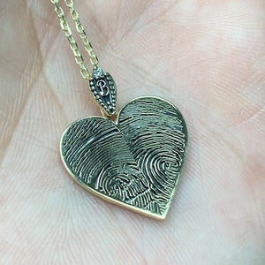 Collar de corazón de oro real de 14 qt, colgante de huella digital grabada de 8 qt con diamante diminuto inicial, joyería de pareja, el mejor regalo familiar conmemorativo sentimental