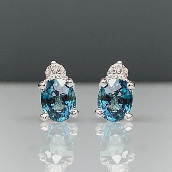 Zertifizierte Montana Saphir Ohrstecker mit Diamant Akzenten, Zierliche Blauer Saphir Ohrstecker in Gold oder Silber, September Geburtsstein, Frauen Geschenk