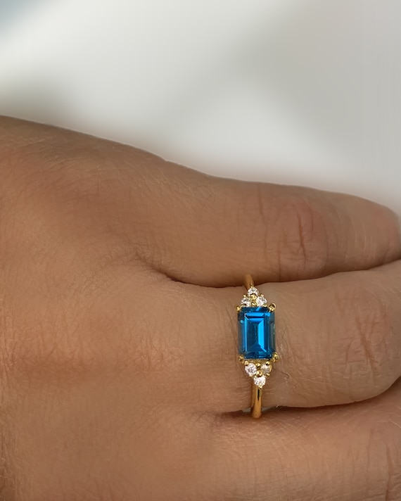 エメラルド　ロンドンブルートパーズ クラシックなエメラルドロンドンブルートパーズ＆ダイヤモンドCZ