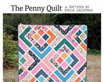 Puede incluir: Un patrón de colcha colorido llamado "The Penny Quilt" de Erica Jackman. La colcha está hecha en un patrón geométrico con tela rosa, azul, verde, amarillo y blanco. La colcha está disponible en tamaños de bebé, regazo y gemelos. La colcha es para acolchar en la mesa de la cocina.