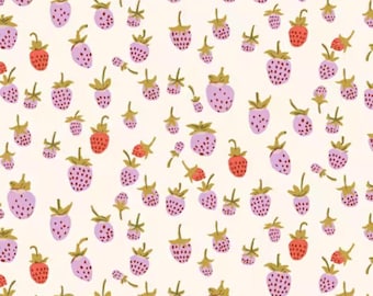 Könnte beinhalten: Ein sich wiederholendes Muster aus Erdbeeren in verschiedenen Größen. Die Erdbeeren sind hauptsächlich helllila mit dunkelvioletten Samen und grünen Stielen. Einige Erdbeeren sind rot. Der Hintergrund ist cremefarben.