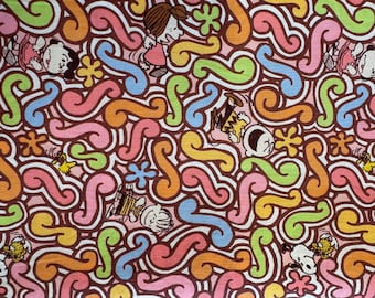 Può includere: Un motivo di tessuto colorato con personaggi dei cartoni animati e forme a vortice in rosa, arancione, verde, blu e giallo su sfondo marrone. Il design include fiori stilizzati e personaggi dei cartoni animati.