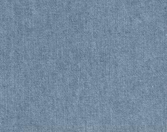 Könnte beinhalten: Ein mittelblauer Jeansstoff mit einem sichtbaren Köperbindungsmuster. Das Material weist eine durchgehend gleichmäßige Farbe mit subtilen Variationen in der Fadenstruktur auf, was ein klassisches, strapazierfähiges Textilbild für verschiedene Zwecke erzeugt.